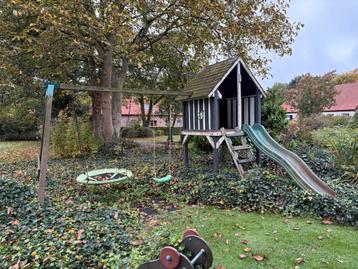 Speelhuisje inclusief glijbaan schommel en nestschommel beschikbaar voor biedingen