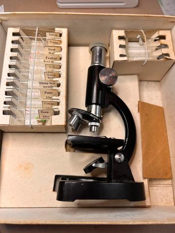 Leuke vintage kleine microscoop (mikroskoop) in opbergdoos, beschikbaar voor biedingen