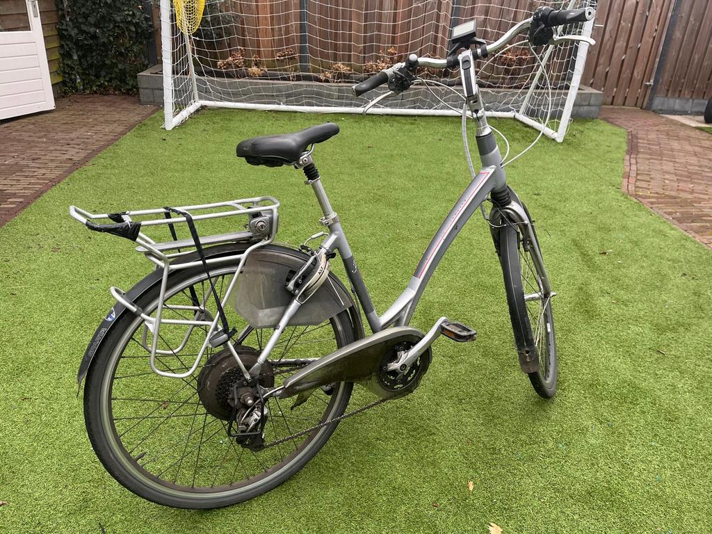 Te koop elektrische damesfiets, Fietsen en Brommers, Elektrische fietsen, Ophalen of Verzenden, Zo goed als nieuw, Minder dan 30 km per accu