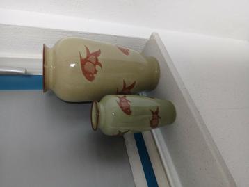 Groene vazen met bruine vis beschikbaar voor biedingen