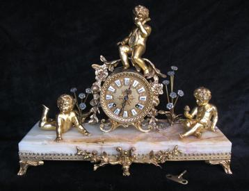 Magnifieke schouwklok met cherubs op zware onyx   beschikbaar voor biedingen
