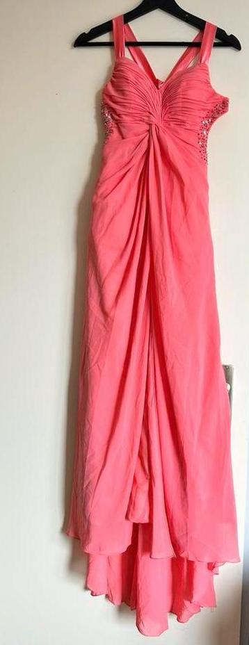 Peach kleurige jurk beschikbaar voor biedingen