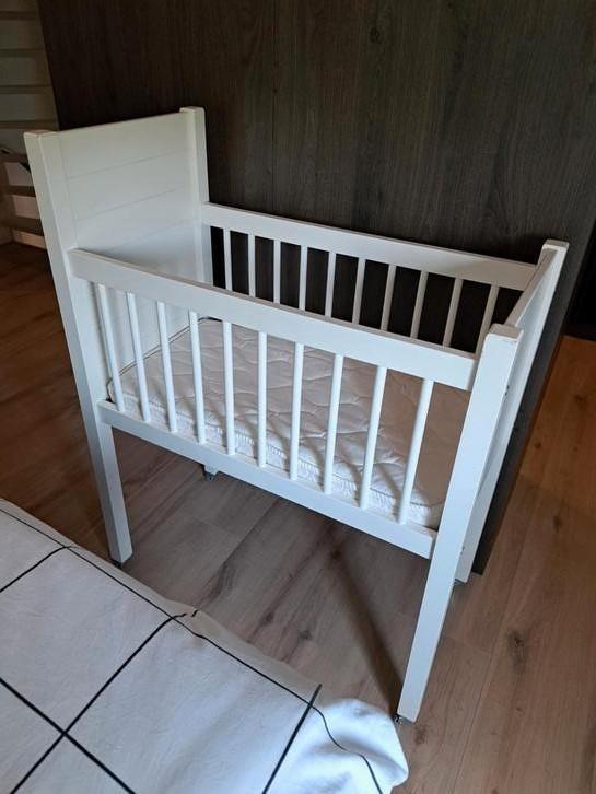 Wieg Kidsmill Noa op wieltjes, Kinderen en Baby's, Babywiegjes en Ledikanten, Zo goed als nieuw, Wieg, Ophalen
