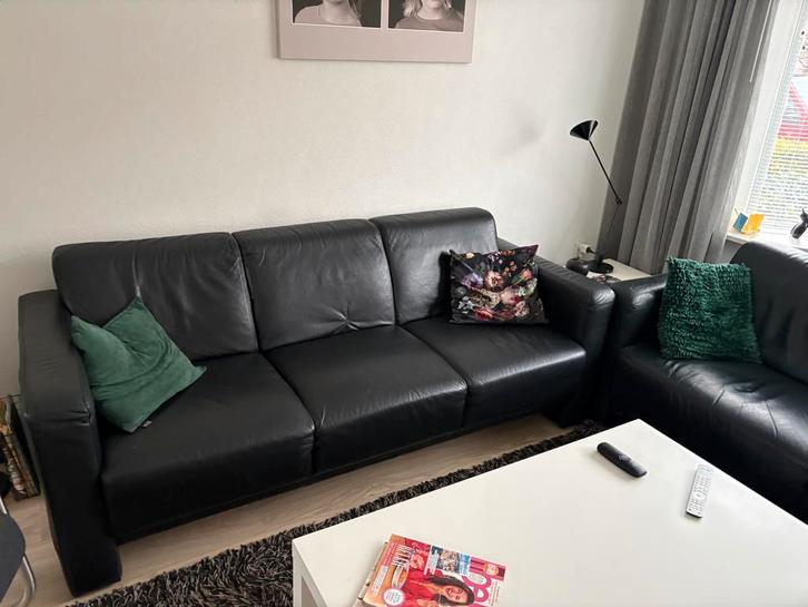 Zwarte leren bank - Vierpersoons of meer, Huis en Inrichting, Banken | Bankstellen, Gebruikt, Rechte bank, Vierpersoons of meer