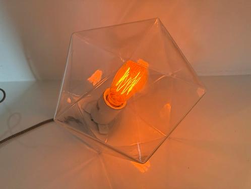 Design tafellamp met glazen kap – geometrisch design, Huis en Inrichting, Lampen | Vloerlampen, Zo goed als nieuw, Minder dan 100 cm