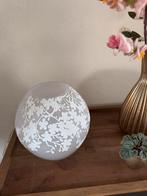 Lamp wit met bloemen, Huis en Inrichting, Lampen | Tafellampen, Ophalen of Verzenden, Zo goed als nieuw, Minder dan 50 cm