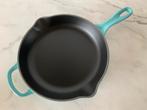 Le creuset 26 cm koekenpan, NIEUWE KLEUR BLEU RIVIERA, Huis en Inrichting, Gietijzer, Nieuw, Ophalen of Verzenden, Keramische plaat
