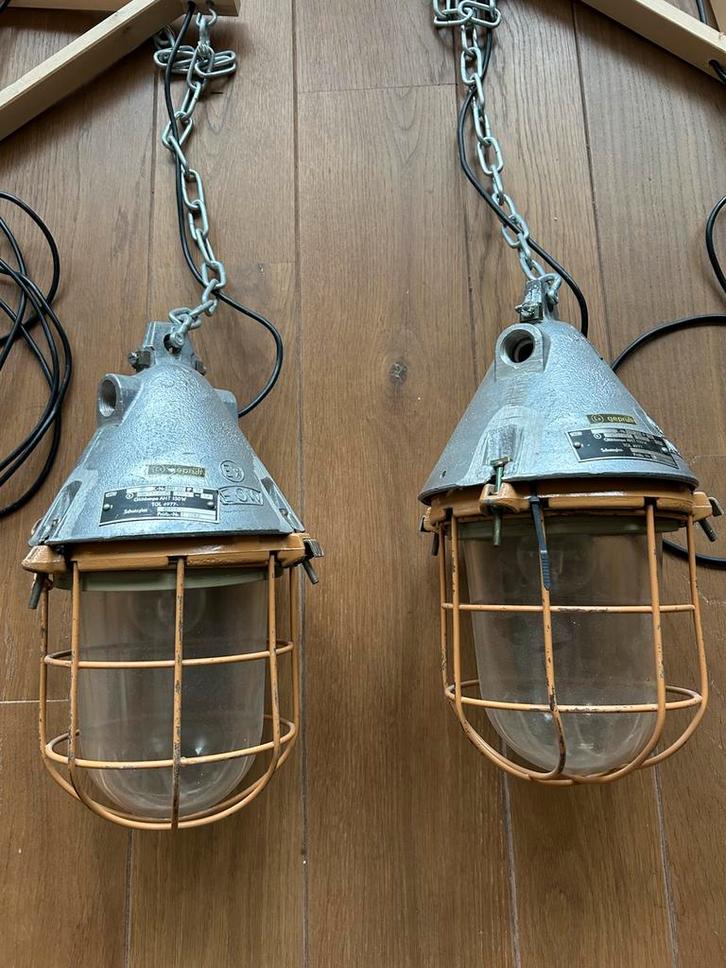 Originele oude Duitse fabriekslampen - 2 stuks, Huis en Inrichting, Lampen | Hanglampen, Zo goed als nieuw, Minder dan 50 cm, Glas