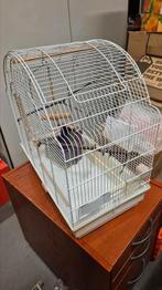 Vintage vogelkooi, met veel toebehoren. Wit metaal., Dieren en Toebehoren, Ophalen of Verzenden, Zo goed als nieuw, Vogelkooi