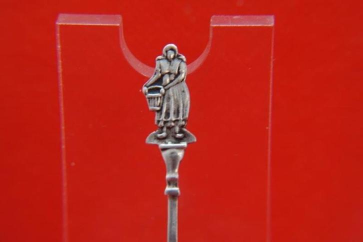 Zilveren lepeltje Spakenburg Klederdracht vissersvrouw, Antiek en Kunst, Antiek | Bestek, Verzenden