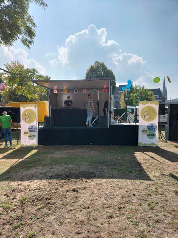 Podium wagen te huur ; en licht en geluid verhuur.