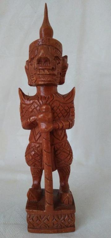 BEELD van een Tempelwachter, gestoken hout, hoog 32,5 cm beschikbaar voor biedingen