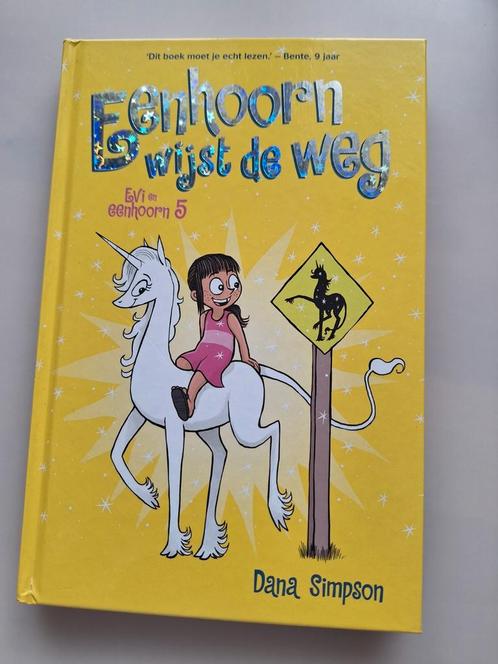 Dana Simpson - Eenhoorn wijst de weg, Boeken, Kinderboeken | Jeugd | onder 10 jaar, Zo goed als nieuw, Ophalen of Verzenden