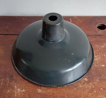 Vintage brocante zwart met witte emaillen lampenkap  beschikbaar voor biedingen