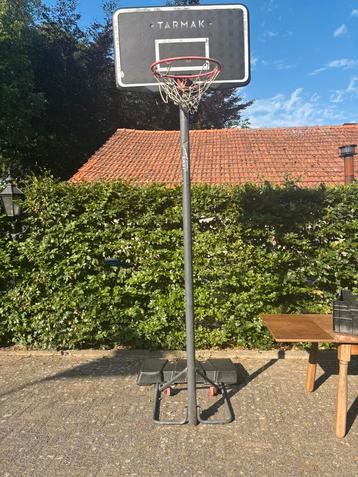 Basketbal plaal beschikbaar voor biedingen