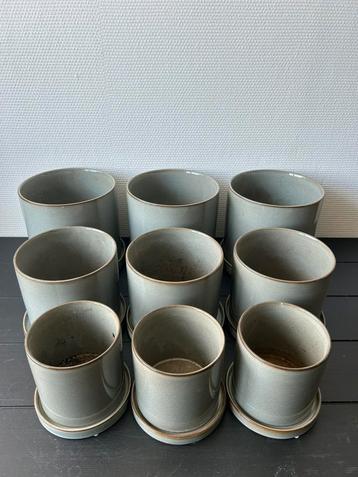 Set van 9 grijze bloempotten met schotel beschikbaar voor biedingen