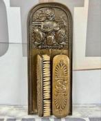 Antiek 1920-1930 borstelrek Volendam Latoen koper borstels, Antiek en Kunst, Curiosa en Brocante, Ophalen of Verzenden