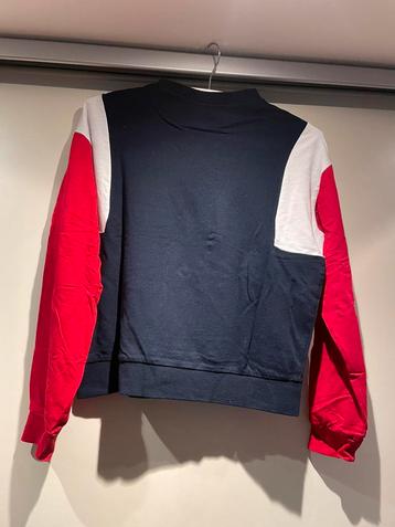 Trui rood, wit en blauw beschikbaar voor biedingen