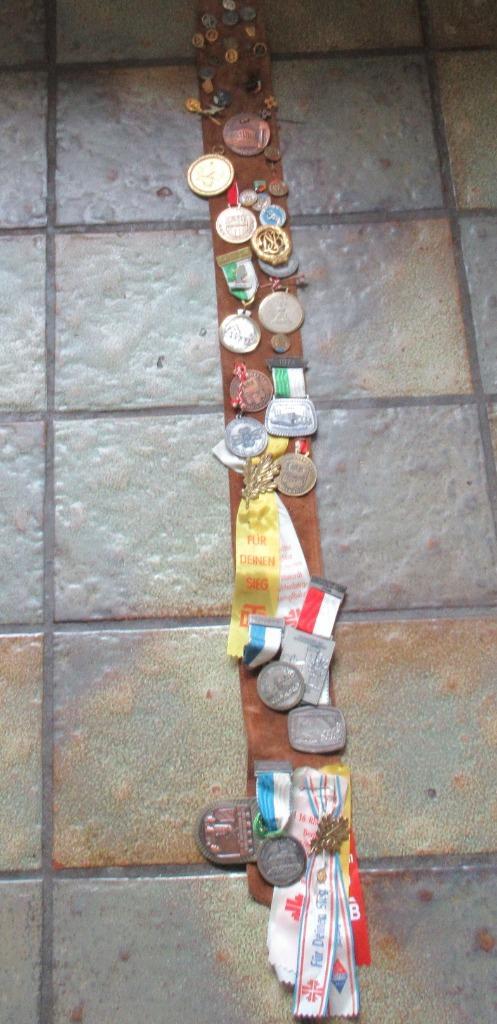 50 WANDEL-MEDAILLES+ VAANTJES -DUITSLAND+ OOSTENRIJK-C1970, Verzamelen, Complete verzamelingen en Collecties, Ophalen of Verzenden