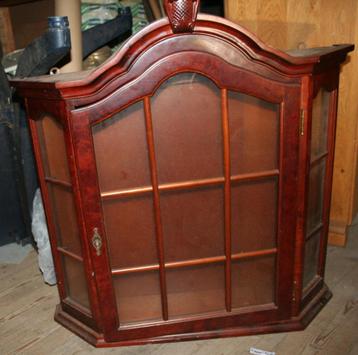 Oude houten vitrinekast voor aan de muur beschikbaar voor biedingen