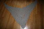 Prachtig lichtgrijs gebreide stola/sjaal  *handmade*, Ophalen of Verzenden, Zo goed als nieuw, Maat 46/48 (XL) of groter, Sjaal