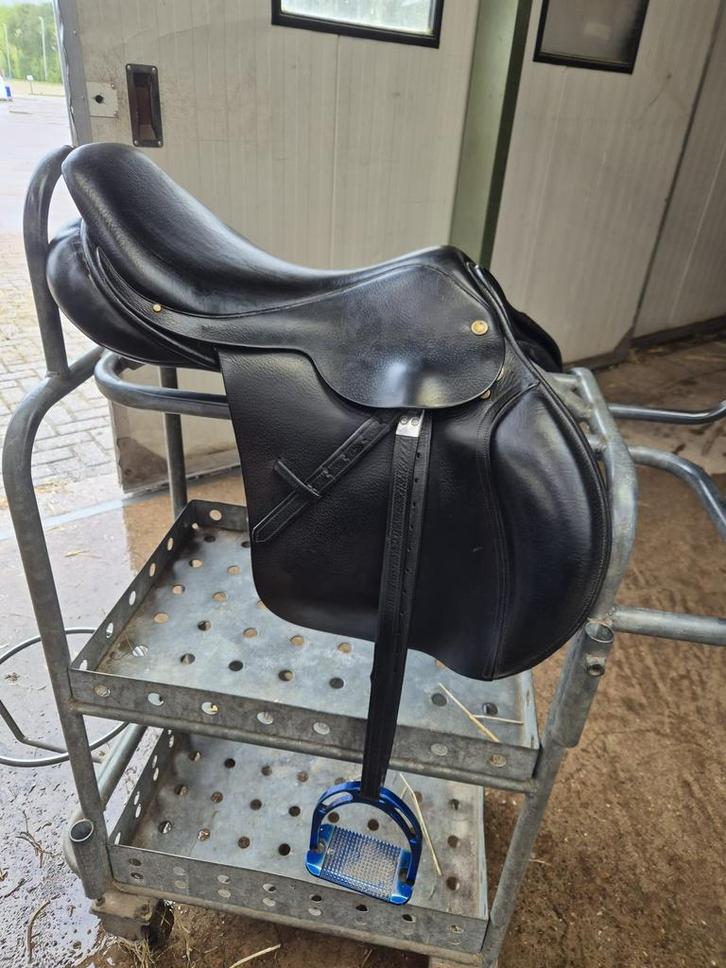 Zwart springzadel te koop 18inch, Dieren en Toebehoren, Paarden en Pony's | Zadels, Gebruikt, Springen, Ophalen