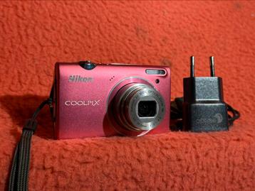 Nikon Coolpix S5100 in Roze – Compacte Camera met Oplader beschikbaar voor biedingen