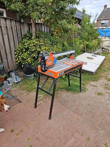 Tegelzaagtafel (max. 600 mm x 10 mm tegels) beschikbaar voor biedingen