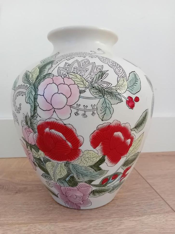 Handbeschilderde vaas, design famille rose, Antiek en Kunst, Antiek | Vazen, Ophalen of Verzenden