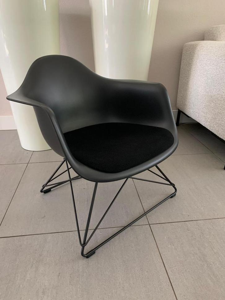 Vitra Eames LAR / cat’s cradle / fauteuil, Huis en Inrichting, Stoelen, Zo goed als nieuw, Eén, Zwart, Ophalen of Verzenden