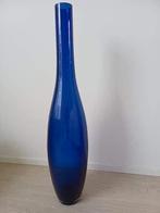 Decoratieve blauwe glazen vaas 90 cm hoog, Huis en Inrichting, Ophalen, Blauw, 75 cm of meer, Glas