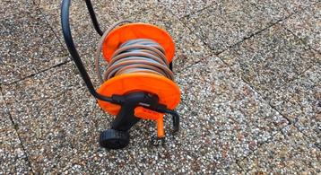 Tuinslang op slangenwagen beschikbaar voor biedingen