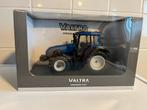Valtra T213 Blauw UH, Hobby en Vrije tijd, Modelauto's | 1:32, Ophalen of Verzenden, Zo goed als nieuw, Tractor of Landbouw, Universal Hobbies