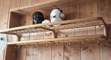 Oude Treinkapstok met Dubbele Hoedenplank beschikbaar voor biedingen