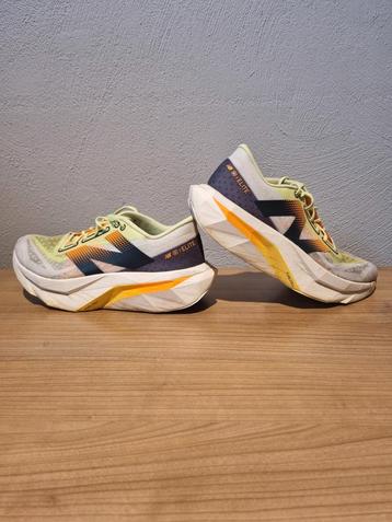 New Balance Fuelcell RC Elite V4 beschikbaar voor biedingen