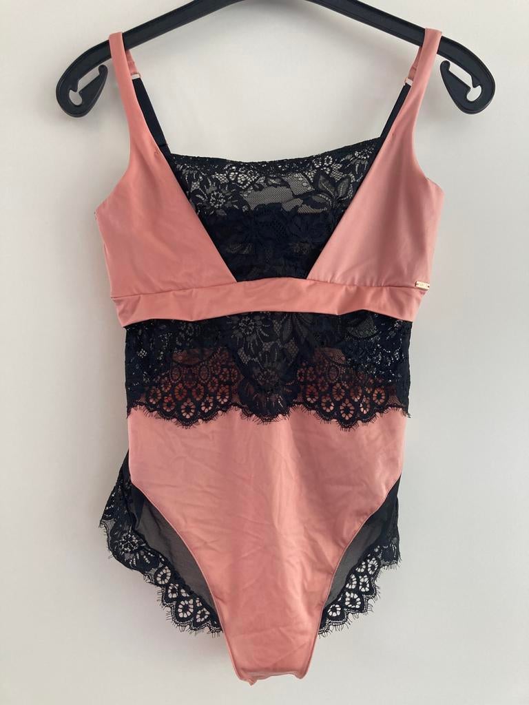 Prachtige zwart roze body Noir by Hunkemöller maat 75 D, Kleding | Dames, Ondergoed en Lingerie, Ophalen of Verzenden, Zwart, Body of Korset