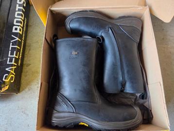 Diverse veiligheidschoenen en laarzen beschikbaar voor biedingen