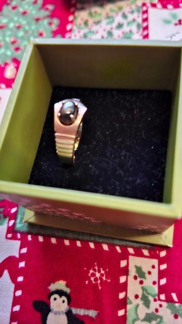 gouden ring beschikbaar voor biedingen