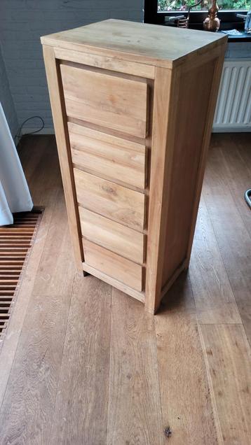 Houten kastje met lades beschikbaar voor biedingen