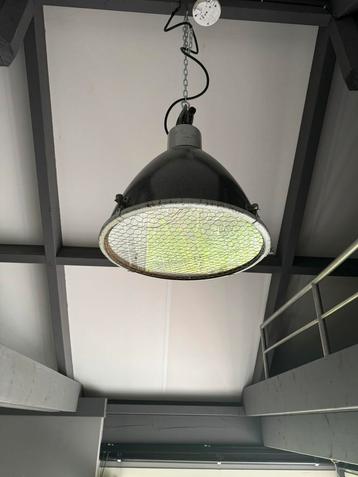 Geweldig grote oude industriele lamp beschikbaar voor biedingen