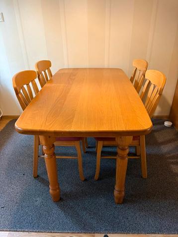 Massieve houten eettafel met 4 stoelen – in mooie staat beschikbaar voor biedingen