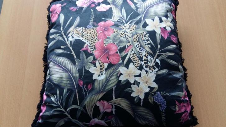 prachtige nieuwe sierkussens met bloemen en een panter, Huis en Inrichting, Woonaccessoires | Kussens, Nieuw, Vierkant, Ophalen of Verzenden