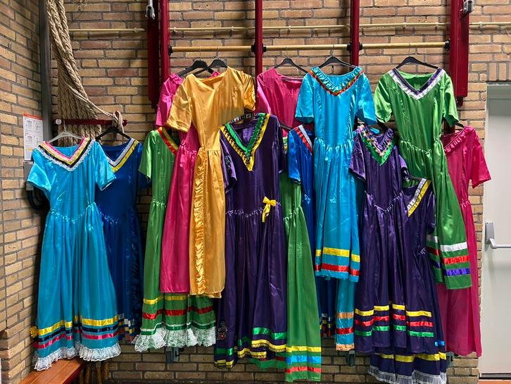 Partij vrolijke jurken 33 stuks, Kleding | Dames, Carnavalskleding en Feestkleding, Zo goed als nieuw, Kleding, Carnaval, Maat 38/40 (M)