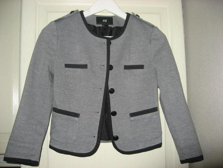 SALE kort grijs jasje met zwarte bies, mt 34, Kleding | Dames, Jasjes, Kostuums en Pakken, Zo goed als nieuw, Jasje, Maat 34 (XS) of kleiner