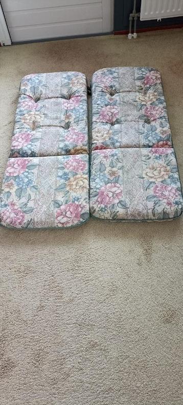 Kussens voor tuinstoelen beschikbaar voor biedingen