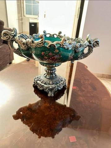 Antieke Fruitschaal met Bloemmotieven en Zilveraccenten beschikbaar voor biedingen