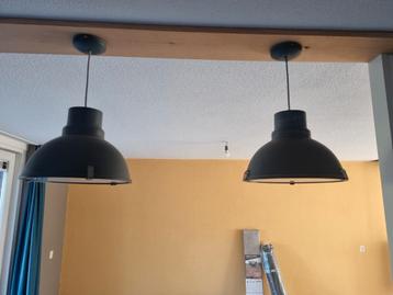 Twee zwarte hanglampen beschikbaar voor biedingen