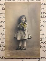 1920 Meisje met gele bloemen (NN), Ophalen of Verzenden, 1920 tot 1940, Gelopen, Kinderen