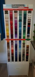 Gutermann kast gevuld met 600 klossen naaimachine garen, Ophalen, Nieuw, Toebehoren, Overige merken