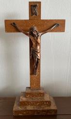 Oud staand kruis met Jezus van rood koper., Antiek en Kunst, Ophalen of Verzenden